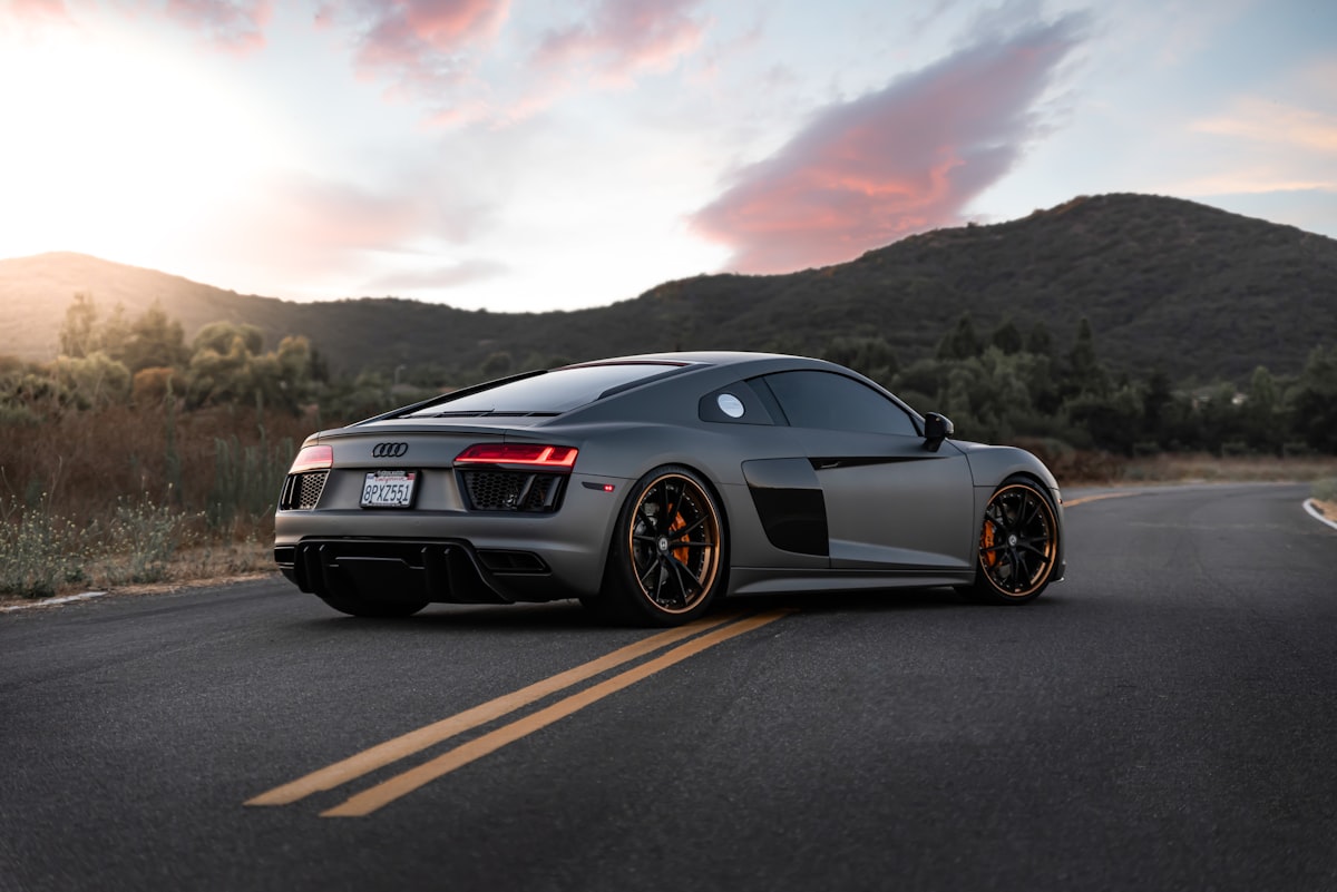 Audi R8 op de open weg bij zonsondergang