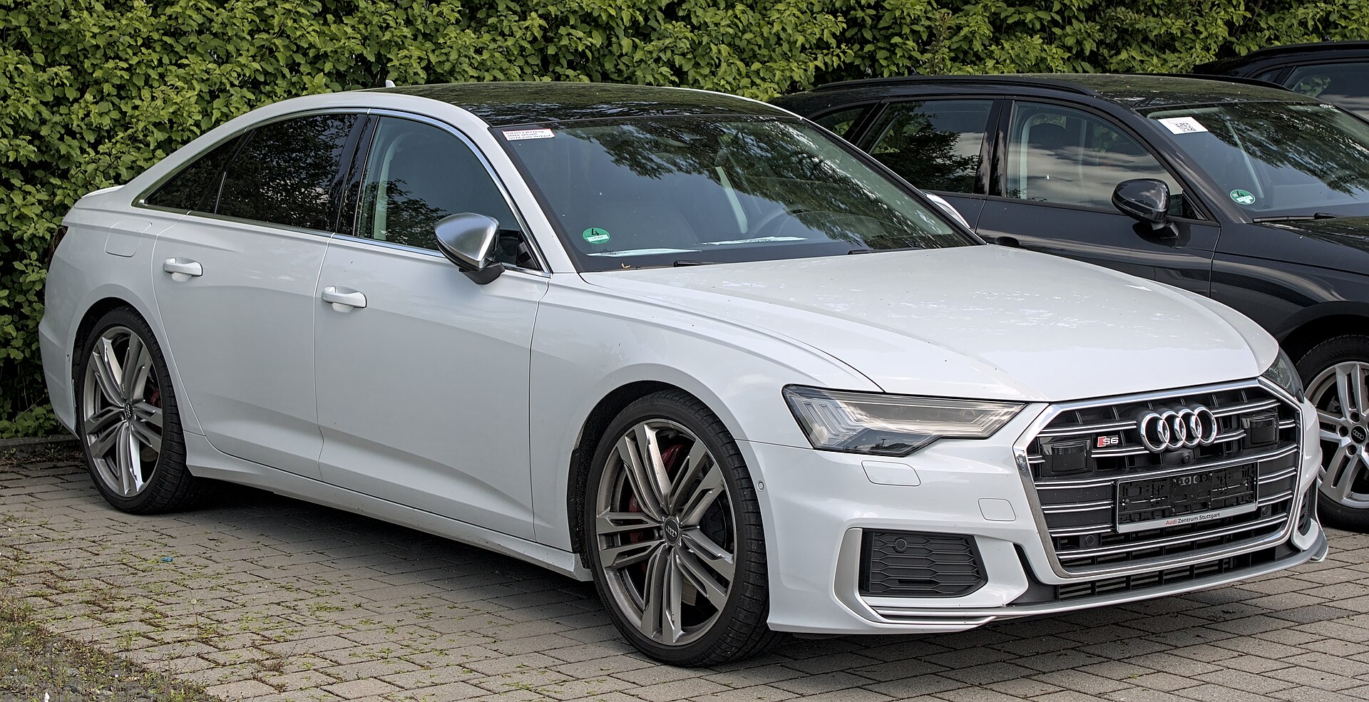 Witte Audi S6 sedan