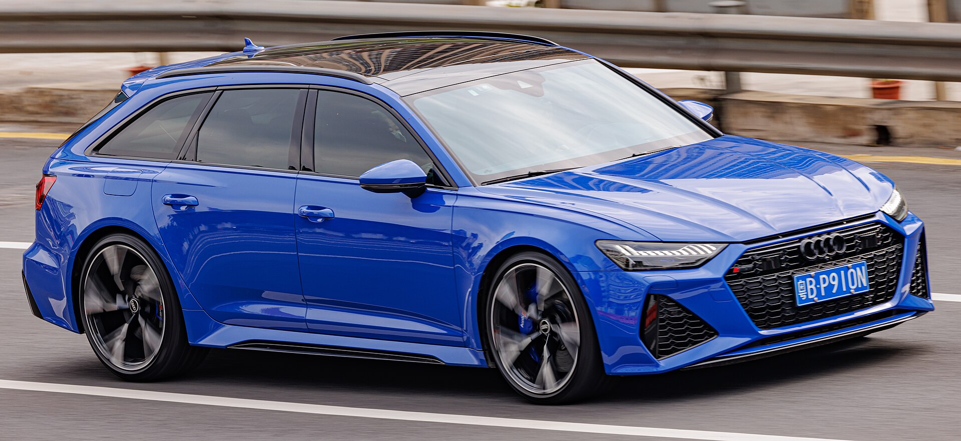 Blauwe Audi RS6 Avant onderweg