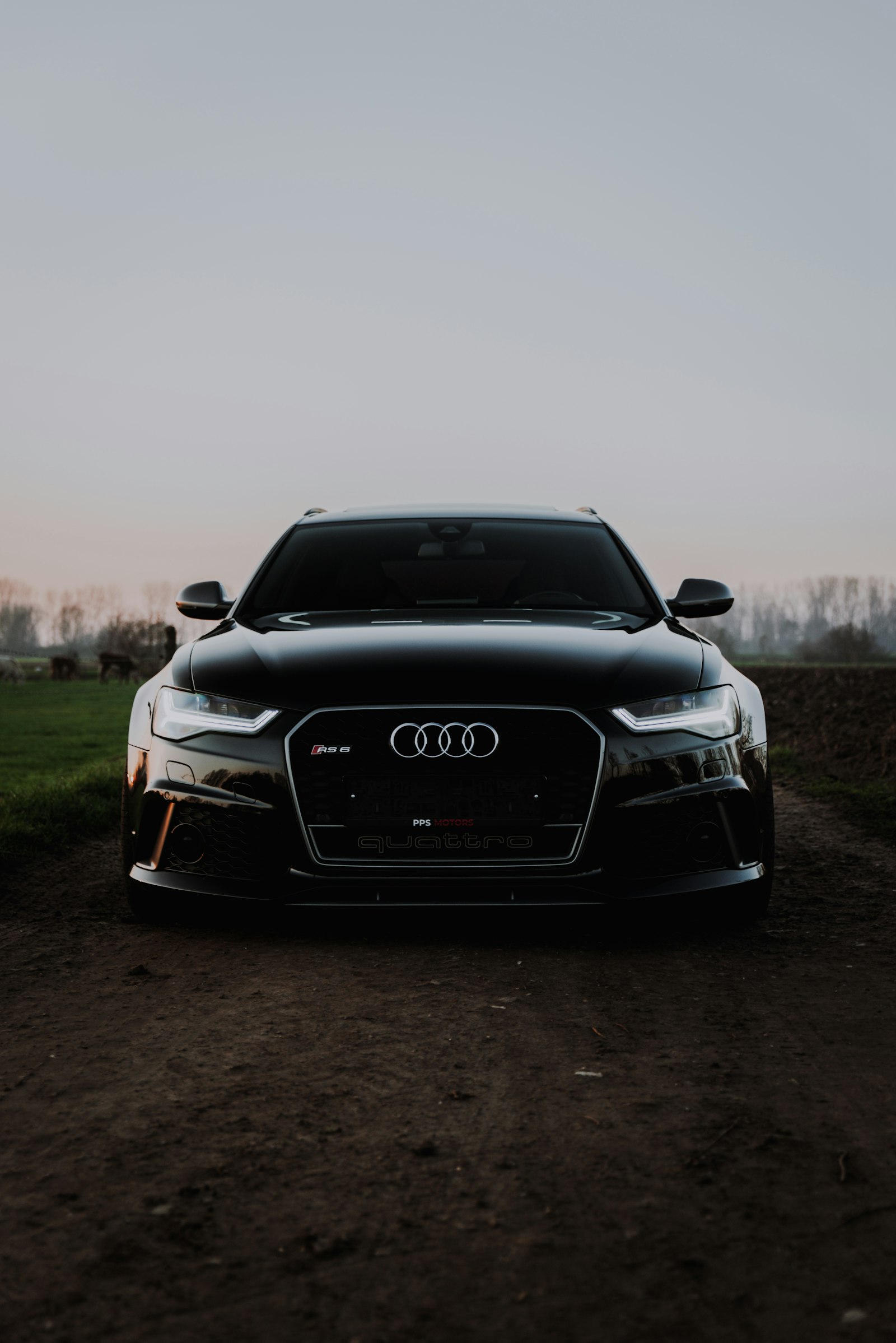 Zwarte Audi RS6 quattro vooraanzicht